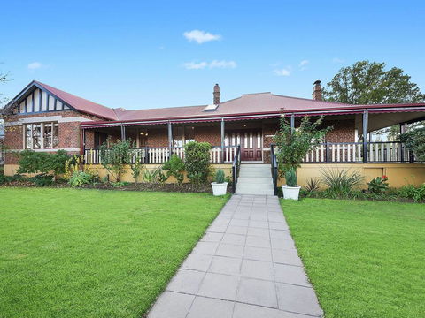 Magnificent COTILLION C1920 Federation Brilliance - Accommodation Nelson Bay 0