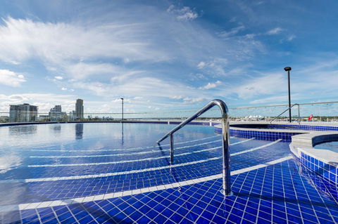 Meriton Suites Southport - Accommodation Nelson Bay 2