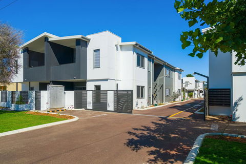 MERRIFIELD Foothill Suites - RELAXING LIFETYLE CHOICE - Nelsons Bay Accommodation 0