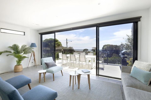 Mills Beach Retreat Luxury Family Retreat With Hydrotherapy Spa, Opposite Beach, Walk To Village - Accommodation Nelson Bay 0