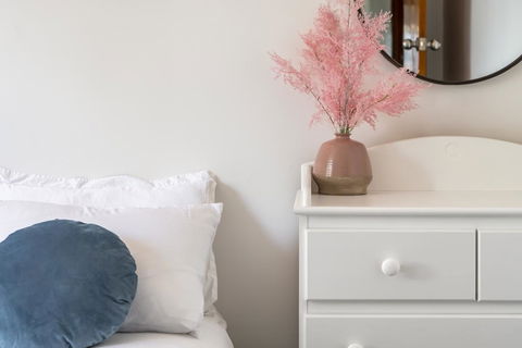 Moonah House-10 Mins To CBD & MONA, 4BR, 2 BATH, Great View, Park 3 Cars, Sleep 11, King Bed, En-suite - Accommodation Nelson Bay 1