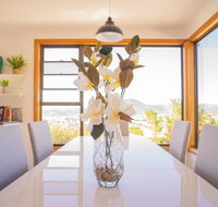 Moonah House-10 mins to CBD  MONA 4BR 2 BATH great view park 3 cars sleep 11 king bed en-suite - Accommodation Nelson Bay
