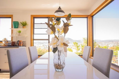 Moonah House-10 Mins To CBD & MONA, 4BR, 2 BATH, Great View, Park 3 Cars, Sleep 11, King Bed, En-suite - Accommodation Nelson Bay 0