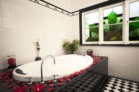 Mountain Whispers The Gatsby - Nelson Bay Accommodation.com 3