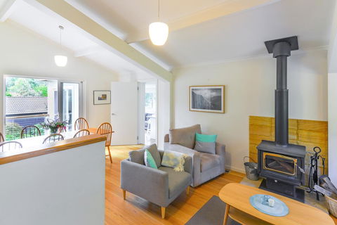 NATURE LOVERS DREAM // FIREPLACE //ACCESS TO HIKES - Accommodation Nelson Bay 1