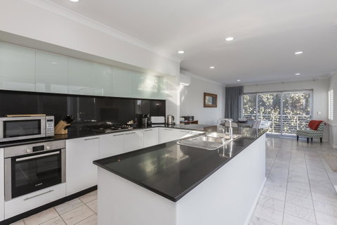 Cottesloe Beach House II - Accommodation Nelson Bay 2