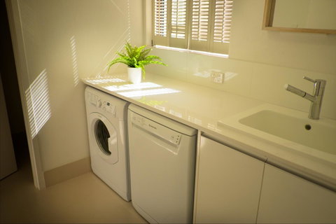 Cottesloe Artist's Beach Retreat - Accommodation Nelson Bay 33