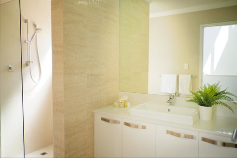 Cottesloe Artist's Beach Retreat - Accommodation Nelson Bay 25