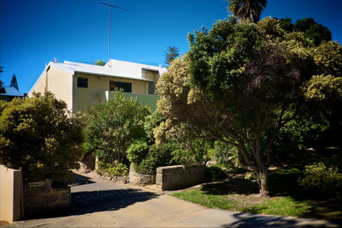 Cottesloe Artist's Beach Retreat - Accommodation Nelson Bay 4