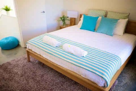 Cottesloe Artist's Beach Retreat - Accommodation Nelson Bay 13