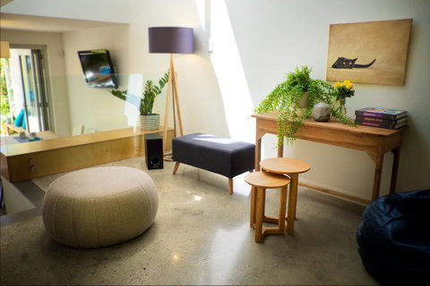Cottesloe Artist's Beach Retreat - Accommodation Nelson Bay 17