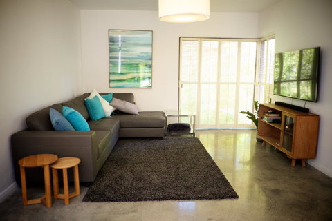 Cottesloe Artist's Beach Retreat - Accommodation Nelson Bay 5