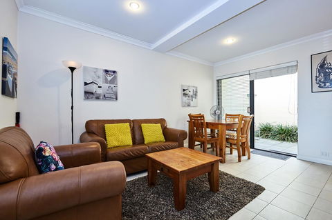Fremantle Townhouse U/5 - Nelsons Bay Accommodation 3