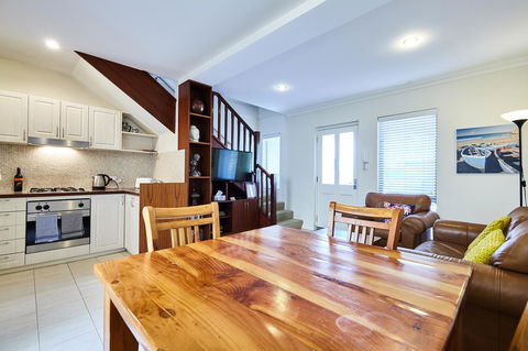 Fremantle Townhouse U/5 - Nelsons Bay Accommodation 2