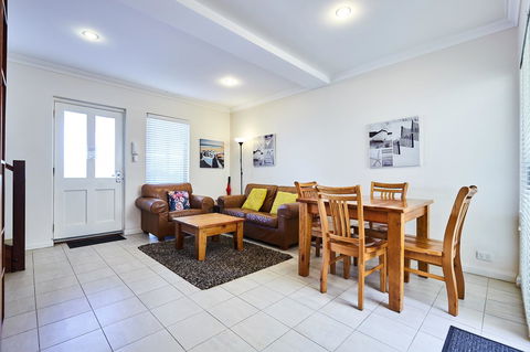 Fremantle Townhouse U/5 - Nelsons Bay Accommodation 4