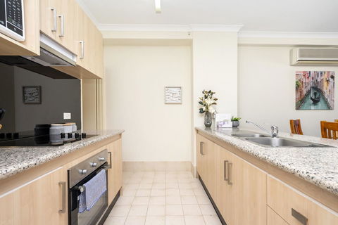 Oversized Eastend Sleeps 6 Free PARKING+POOL WIFI - Accommodation Nelson Bay 3