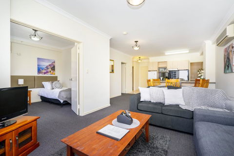 Oversized Eastend Sleeps 6 Free PARKING+POOL WIFI - Accommodation Nelson Bay 8
