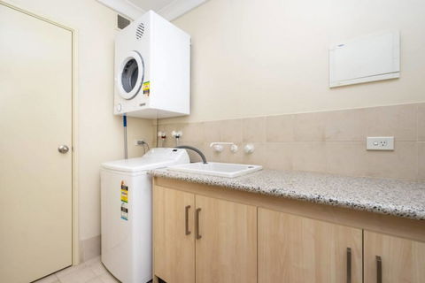 Oversized Eastend Sleeps 6 Free PARKING+POOL WIFI - Accommodation Nelson Bay 40