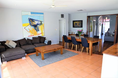 Fremantle Heritage Home For You To Enjoy! - Nelsons Bay Accommodation 18