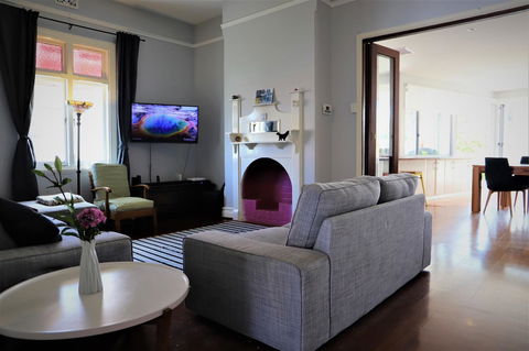 Fremantle Heritage Home For You To Enjoy! - Nelsons Bay Accommodation 17