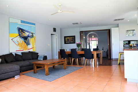Fremantle Heritage Home For You To Enjoy! - Nelsons Bay Accommodation 12