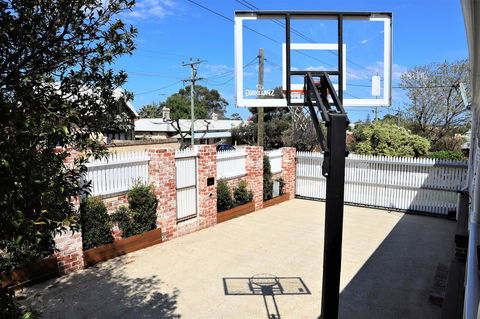 Fremantle Heritage Home For You To Enjoy! - Nelsons Bay Accommodation 8