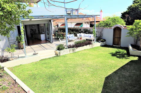 Fremantle Heritage Home For You To Enjoy! - Nelsons Bay Accommodation 13