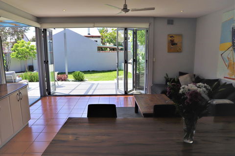 Fremantle Heritage Home For You To Enjoy! - Nelsons Bay Accommodation 11