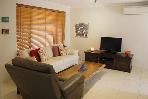 Suffolk House - Nelsons Bay Accommodation 6