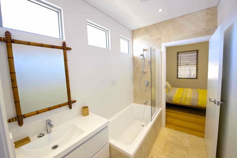 Sunny Blinco Street House - Nelsons Bay Accommodation 9
