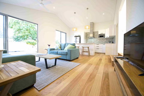 Sunny Blinco Street House - Nelsons Bay Accommodation 1
