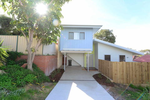 Sunny Blinco Street House - Nelsons Bay Accommodation 13