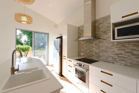 Sunny Blinco Street House - Nelsons Bay Accommodation 3