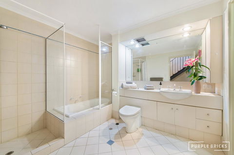 Spacious Central Townhouse - Nelsons Bay Accommodation 6