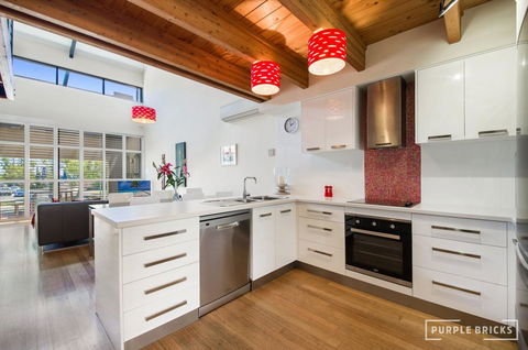 Spacious Central Townhouse - Nelsons Bay Accommodation 3