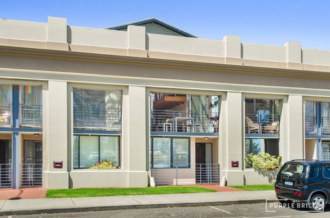 Spacious Central Townhouse - Nelsons Bay Accommodation 11