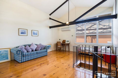 Spacious Central Townhouse - Nelsons Bay Accommodation 5