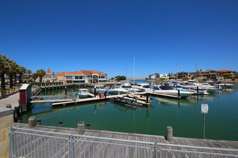Studio Style Mindarie Marina - Nelsons Bay Accommodation 10