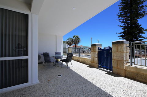 Studio Style Mindarie Marina - Nelsons Bay Accommodation 12