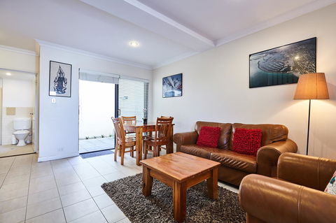 Fremantle Townhouse Unit 6 - Nelsons Bay Accommodation 1