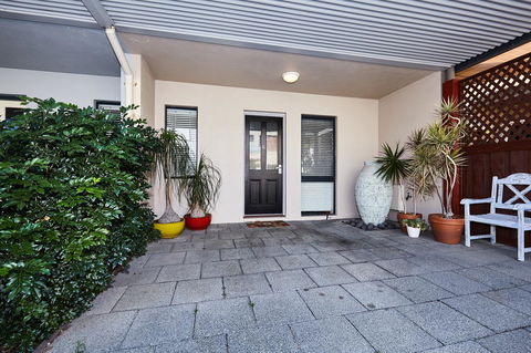 Fremantle Townhouse Unit 6 - Nelsons Bay Accommodation 11