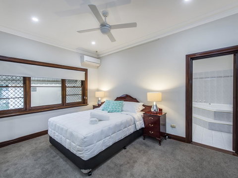Luxury Federation Style Home - Sleeps 10 - Accommodation Nelson Bay 7