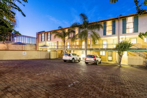 Cottesloe Beach Chalets - Accommodation Nelson Bay 9