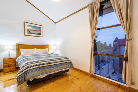Cottesloe Beach Chalets - Accommodation Nelson Bay 3