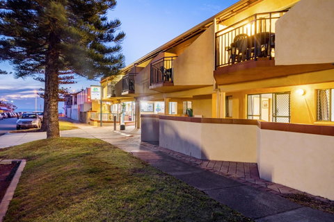 Cottesloe Beach Chalets - Accommodation Nelson Bay 4