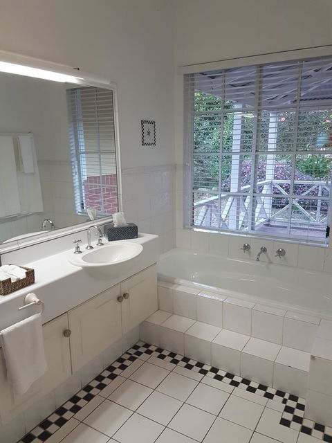 Two Sisters Chalets - Accommodation Nelson Bay 2