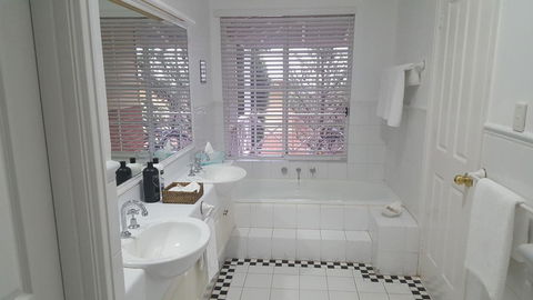 Two Sisters Chalets - Accommodation Nelson Bay 36
