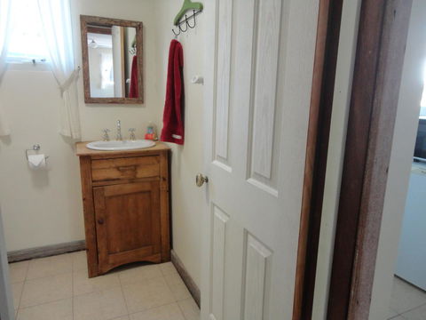 Di's Cabin In Dwellingup - Nelsons Bay Accommodation 21