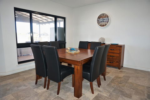 27 Corella Court - Nelsons Bay Accommodation 5