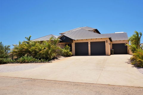 27 Corella Court - Nelsons Bay Accommodation 1